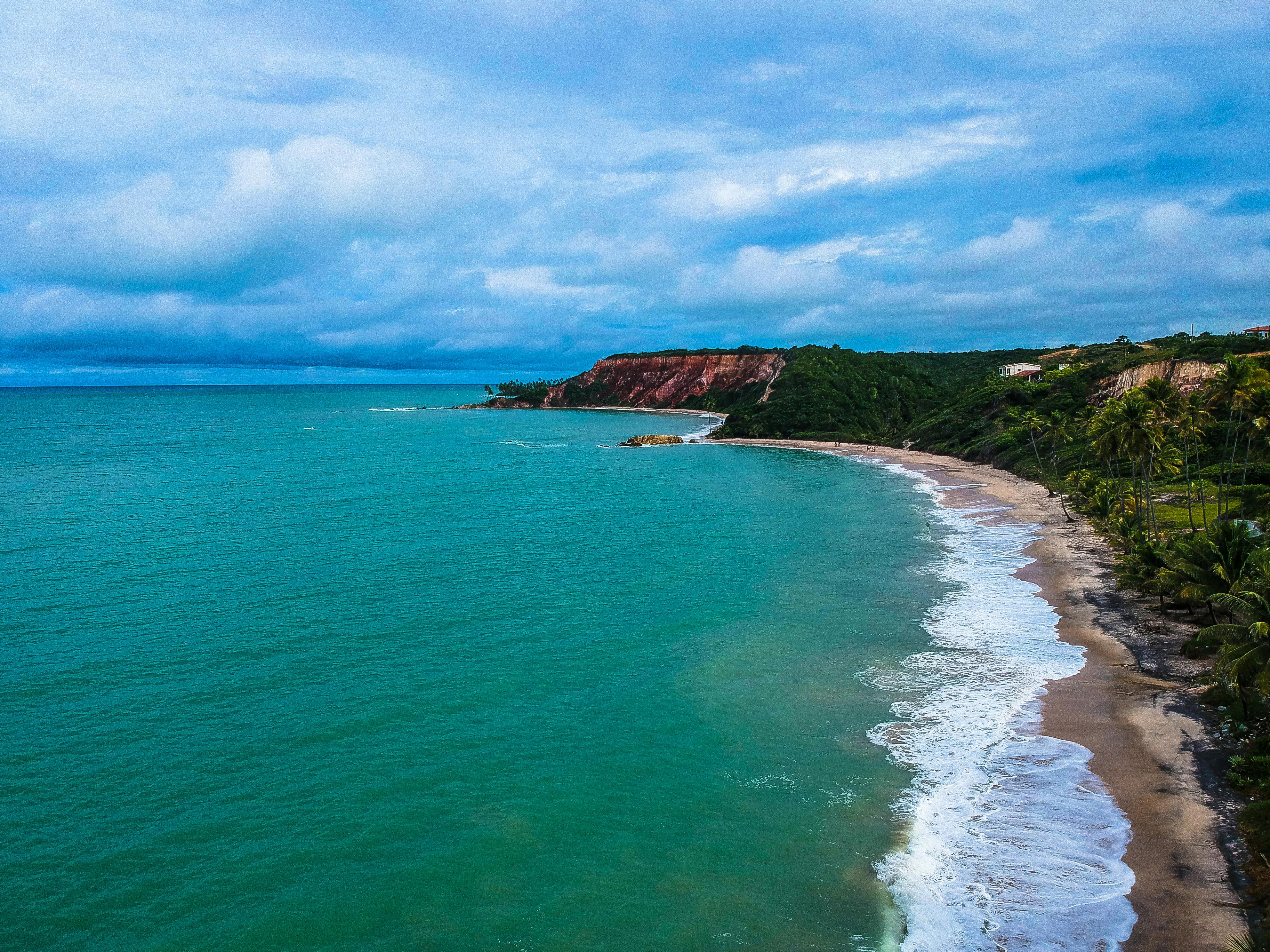 Praia do Prumirim com mar cristalino